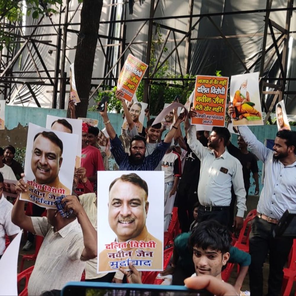 'दलित विरोधी नवीन जैन मुर्दाबाद':वाल्मीकि समाज ने ऐसे पोस्टर्स संग की महापंचायत, सांसद पर अपमानित करने का है आरोप