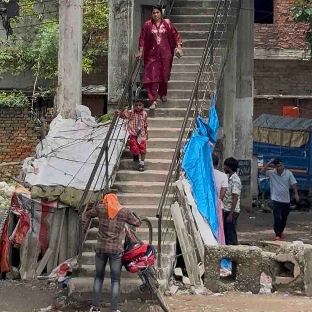 गोरखपुर तरंग ओवरब्रिज बंद:लंबी दूरी से बचने को पैदल निकल रहे लोग, रिश्तेदारों के घर खड़ी की गाड़ी