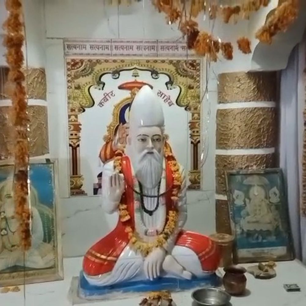 शिवपुरी के कबीर मंदिर में चोरी:प्रतिमा से चांदी का छत्र और दानपात्र लेकर फरार हुए चोर, घटना से श्रद्धालुओं में नाराजगी