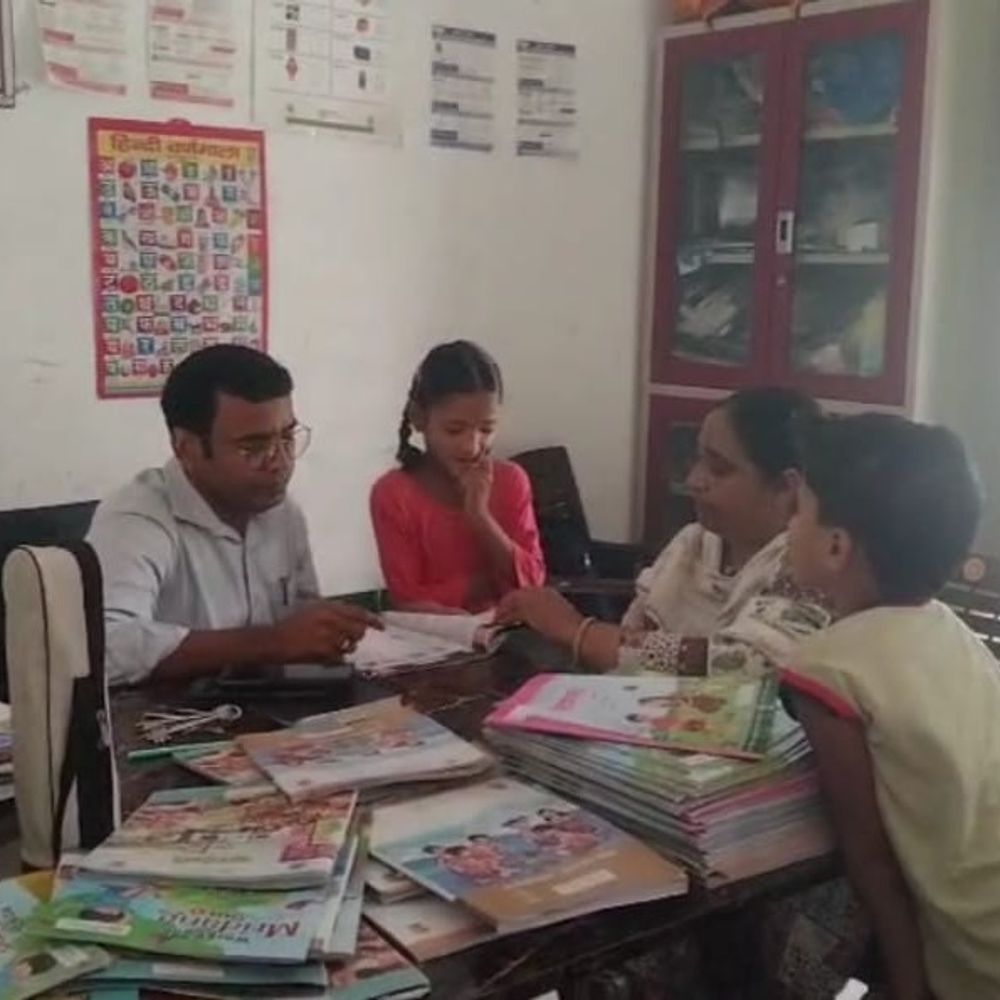बच्चों ने टीम को मिड-डे-मील में कीड़े मिलने की पुष्टि:सीतापुर डीएम के निर्देश पर टीम ने की पड़ताल, आज सौंपेगी रिपोर्ट, कार्रवाई संभव