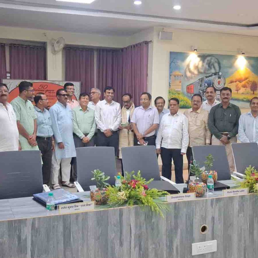 कटिहार में रेलवे स्टेशन पर एटीवीएम मशीन लगेगा:DRM ने DRUCC बैठक में लिया फैसला, संचालन की जिम्मेदारी दिव्यांगों को मिलेगी