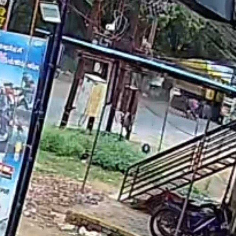 पेंड्रा में ओवरटेक बना जानलेवा, पिता-पुत्र की मौत, VIDEO:बोरवेल वाहन से भिड़ी स्कूटी, महिला गंभीर घायल, पुलिस फुटेज के आधार पर जांच में जुटी