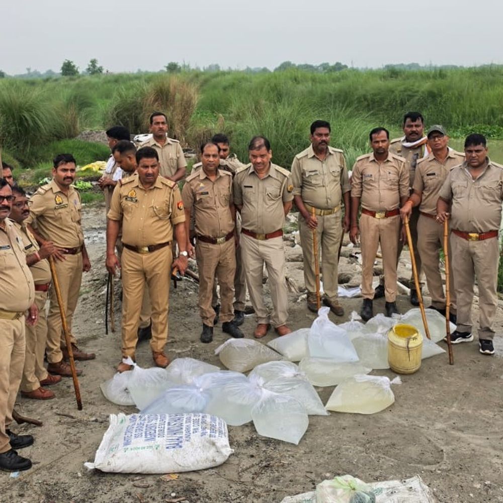 ड्रोन से पकड़ा कच्ची शराब बनाने का अड्डा:500 लीटर शराब और 2000 किलो कच्चा माल मिला, नदी किनारे चल रहा था धंधा