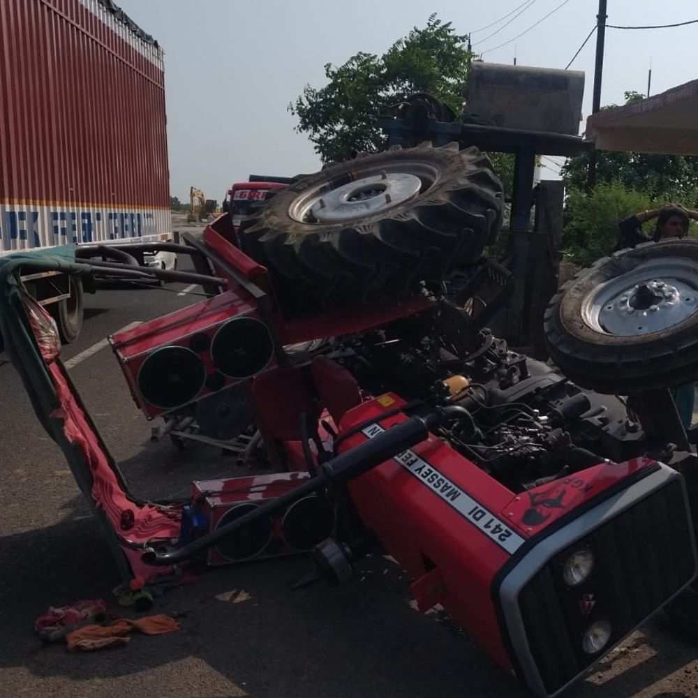 गुना के राघौगढ़ में बेकाबू ट्रक का कहर:पहले ट्रैक्टर, फिर कार को मारी टक्कर; हादसे में एक की मौत, कई घायल