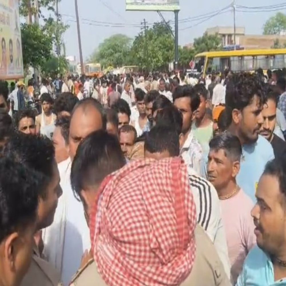 मथुरा में स्कूल बस ने मारी छात्र में टक्कर:मौके पर हुई मौत, आक्रोशित लोगों ने किया हंगामा - लगाया जाम