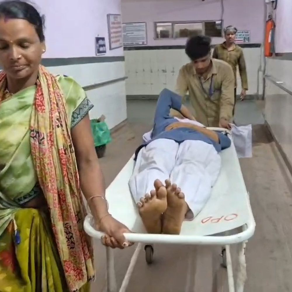 मंडला में दो स्कूली ऑटो भिड़े, 3 छात्राएं घायल:जिला अस्पताल में भर्ती; मानादेई गांव के पास टक्कर में पलटा वाहन