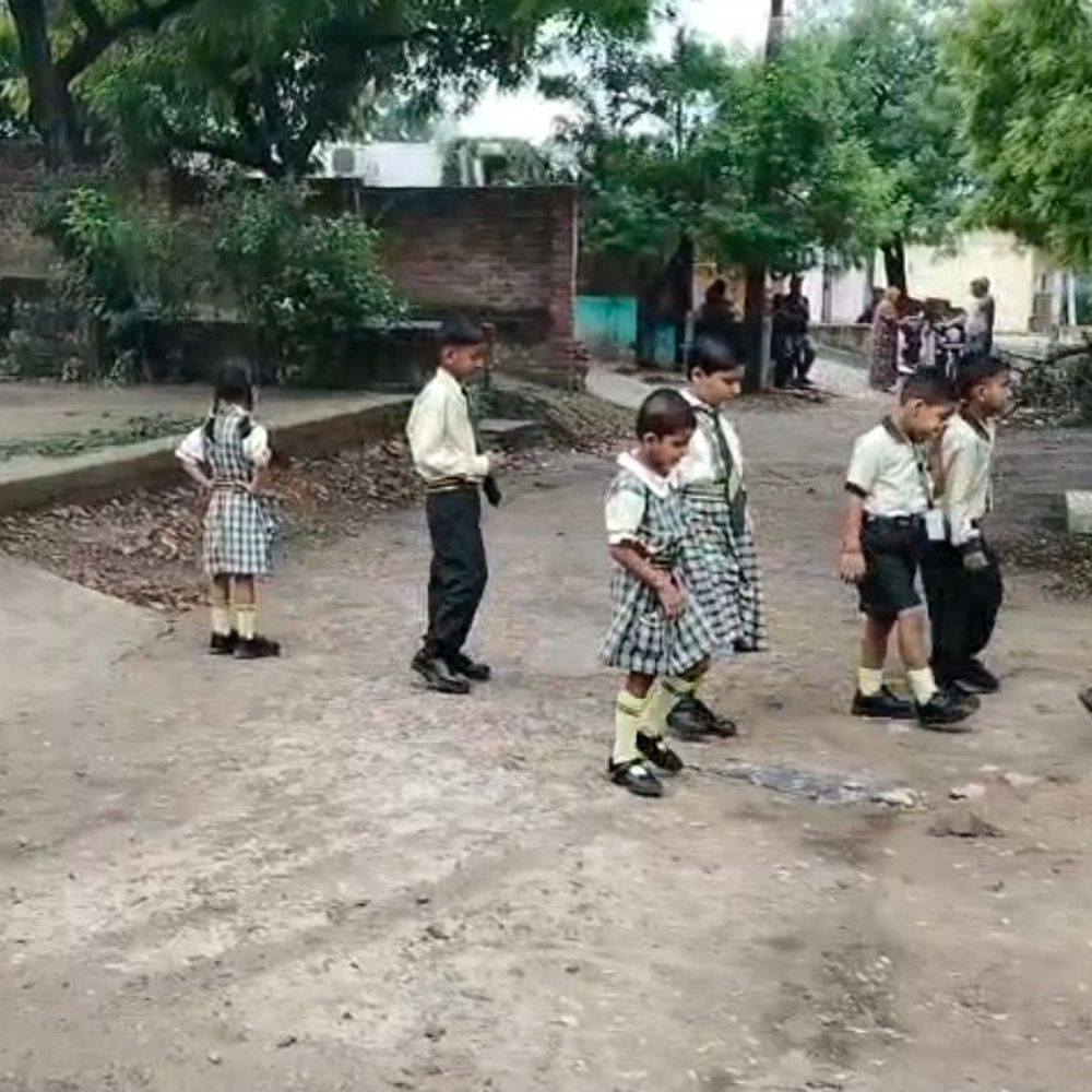 रायबरेली में निजी स्कूल बस गड्ढे में फंसी:जल जीवन मिशन के गड्ढे में फंसी, चालक की सूझबूझ से बच्चे सुरक्षित