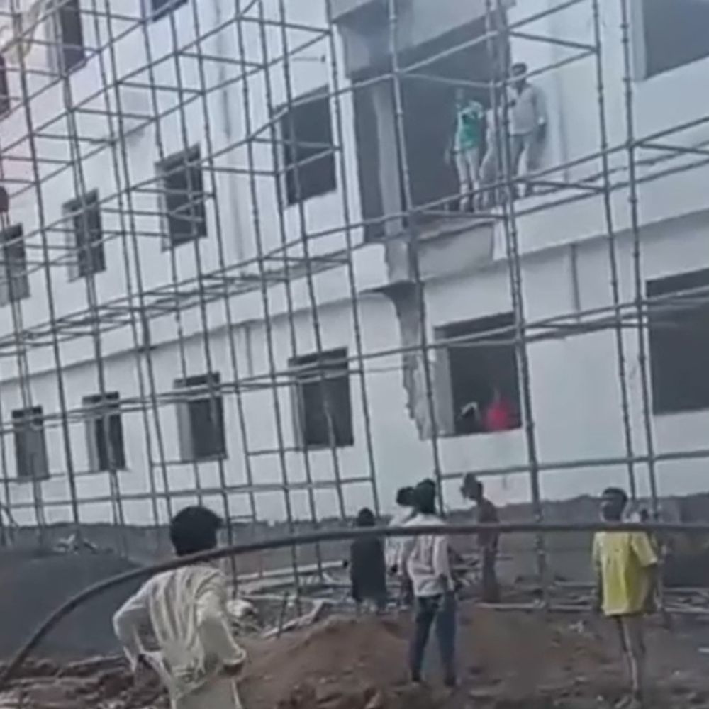 मजदूरों के दो गुटों में जमकर पत्थरबाजी, वीडियो:किसी पक्ष ने नहीं की शिकायत, निर्माणाधीन कलेक्टर कार्यालय में मजदूरों के गुट भिड़े