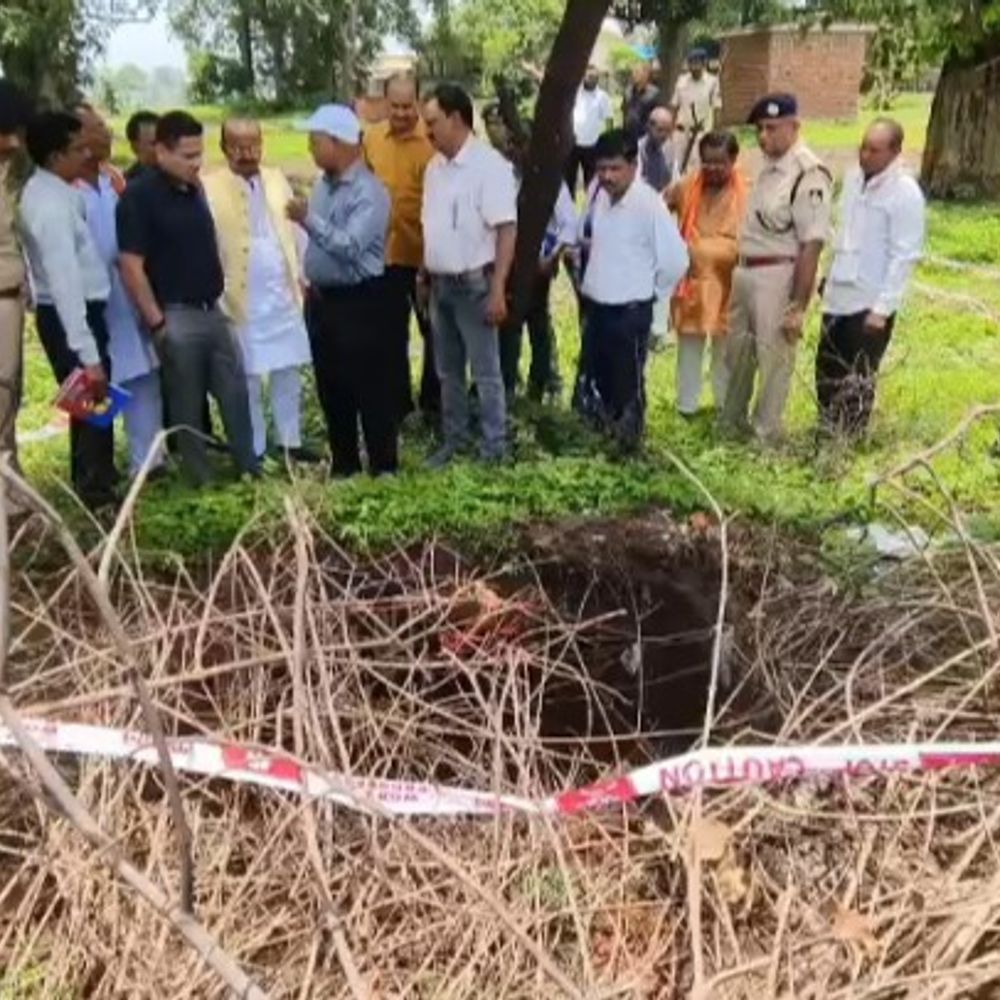अनूपपुर में जमीन धंसी, दहशत में ग्रामीण:मंत्री-कलेक्टर ने किया निरीक्षण, DGMS टीम करेगी जांच
