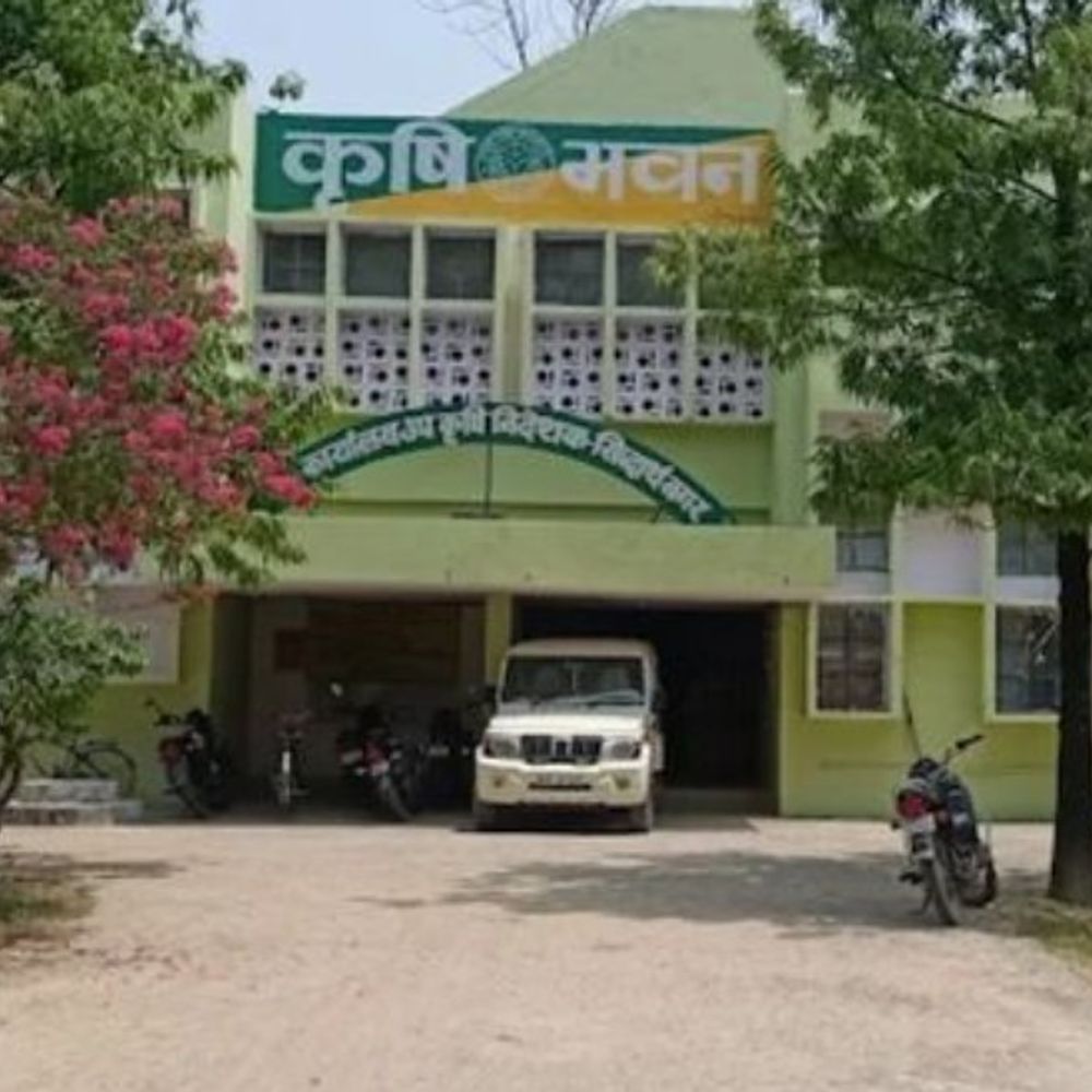 सिद्धार्थनगर में 4 उर्वरक विक्रेताओं के लाइसेंस निलंबित:स्टॉक में गड़बड़ी और निरीक्षण से बचने पर एक्शन, रिकॉर्ड और स्टॉक में मिला अंतर