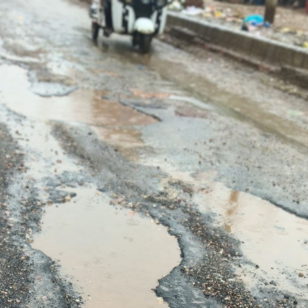 टेडी बगिया-शहादरा सड़क निर्माण से धूल-कीचड़:व्यापारी और आम जनता बदहाल सड़क से परेशान