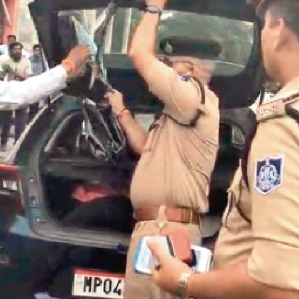वीआईपी पर सख्ती:दूसरे दिन भी सड़क पर उतरे मजिस्ट्रेट, असिस्टेंट कमांडेंट की भी गाड़ी रोकी