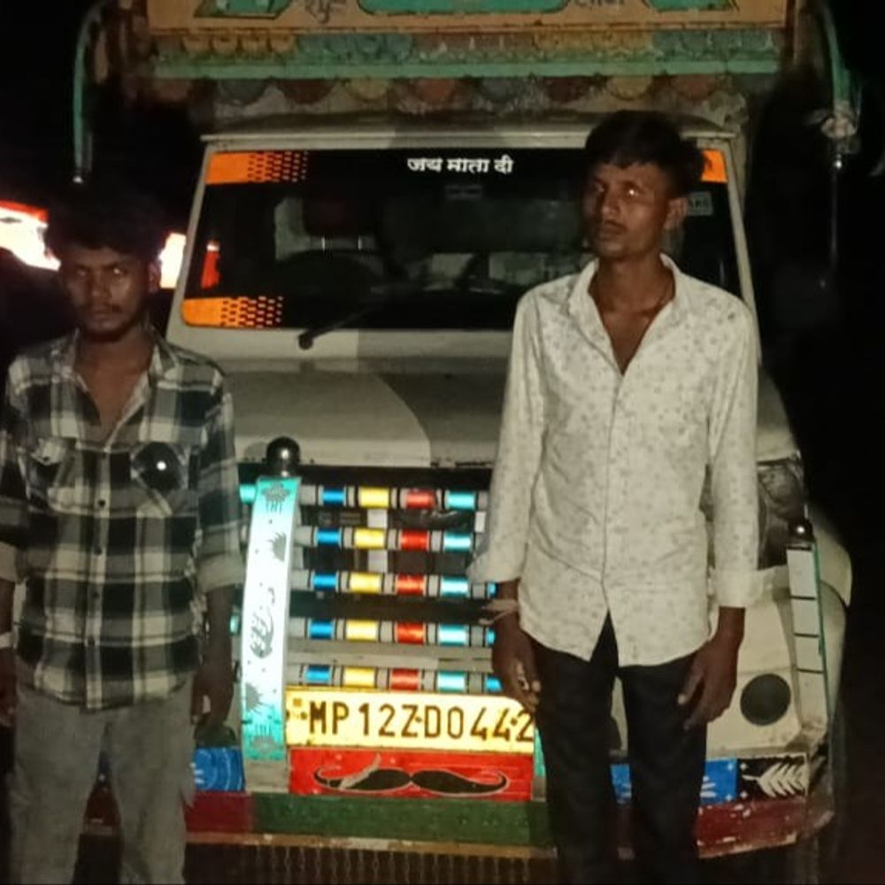 किसान के बाड़े से 3 भैंस, एक पाड़ा चुराया:खंडवा में ग्रामीणों ने पिकअप समेत चोरों को पकड़ा, दो आरोपी गिरफ्तार