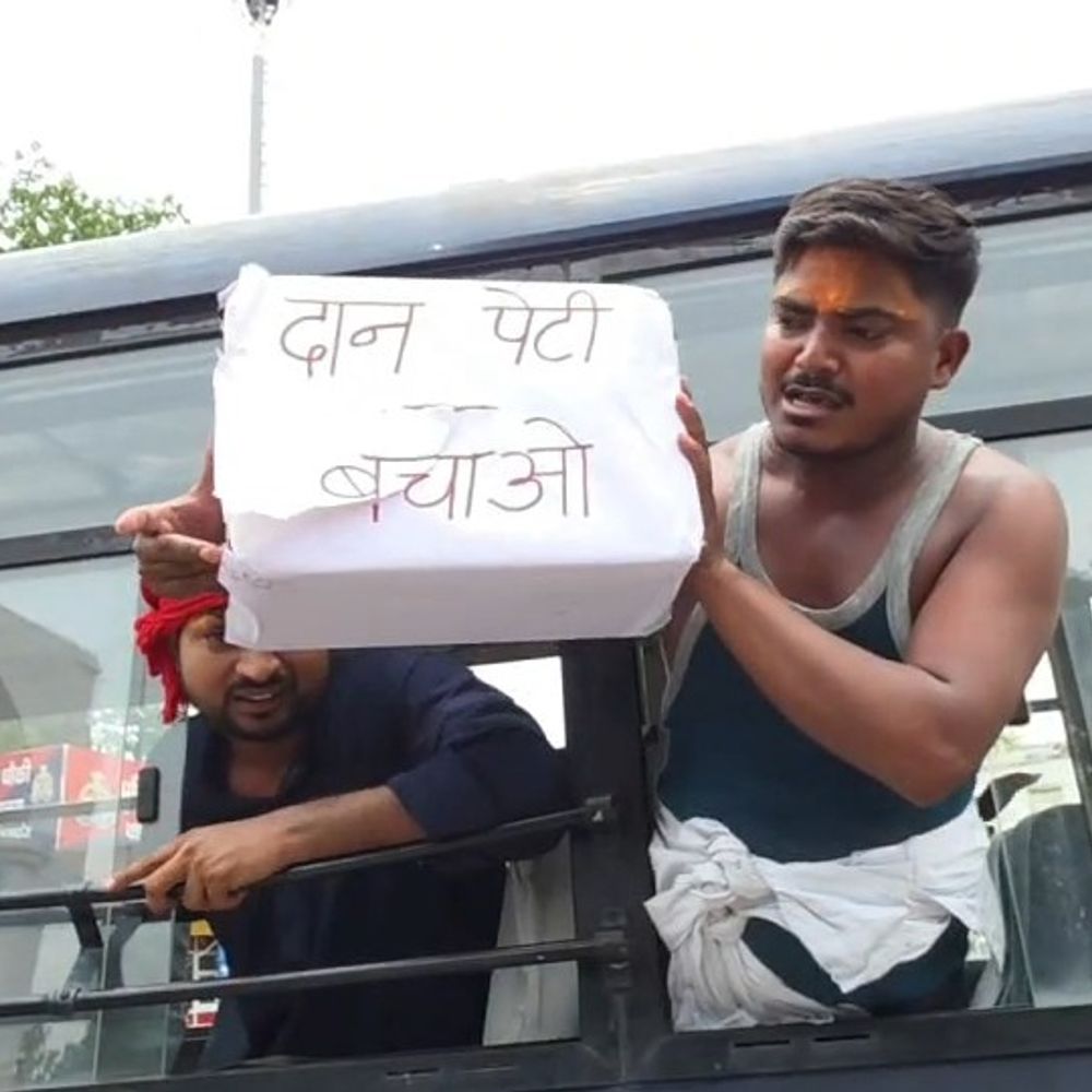 लखनऊ में राम मंदिर चंदा चोरी पर प्रदर्शन:फरसा और रामचरित मानस लेकर पहुँचे सपाई, बोले - दान पेटी में लूट हुई , राम भक्तों का विश्वास टूटा