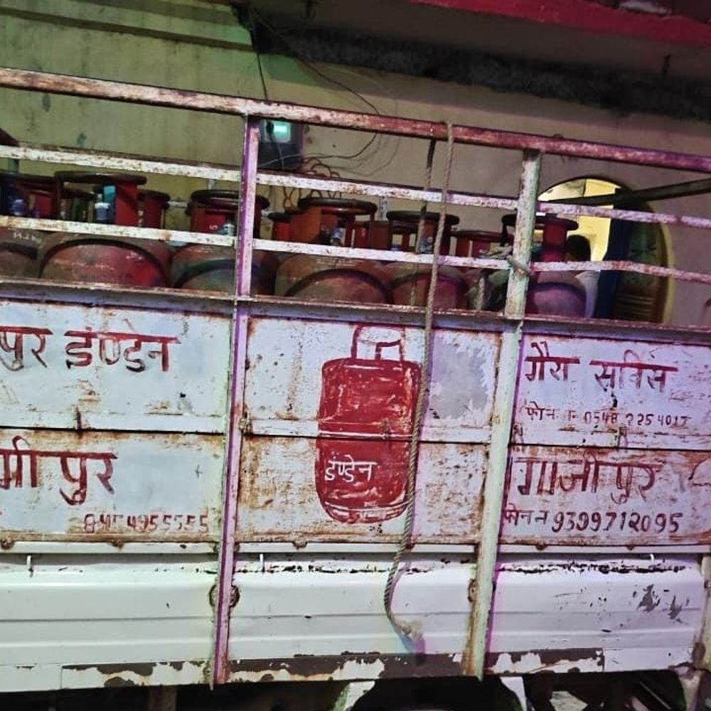 डिलीवरीमैन के घर से 49 गैस सिलेंडर बरामद:38 भरे हुए और 11 खाली सिलेंडर, बिक्री रजिस्टर भी मिला