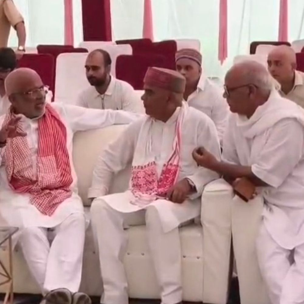 जल शक्ति मंत्री स्वतंत्र देव सिंह अमेठी पहुंचे:पूर्व विधायक तेजभान सिंह को दी श्रद्धांजलि, परिजनों को सांत्वना