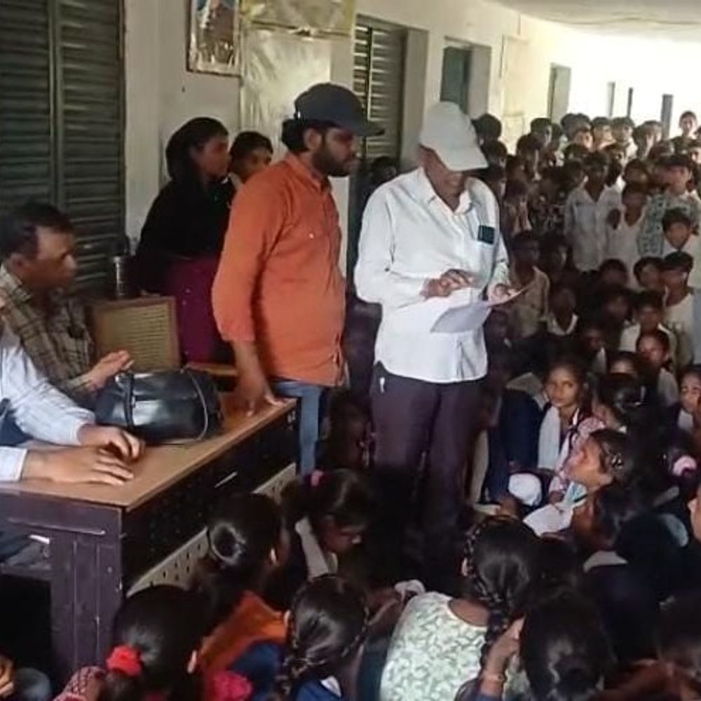 बड़वानी के जोगवाड़ा स्कूल में छात्रों का हंगामा:जर्जर भवन और पानी की किल्लत से नाराजगी; प्राचार्य को हटाने की मांग