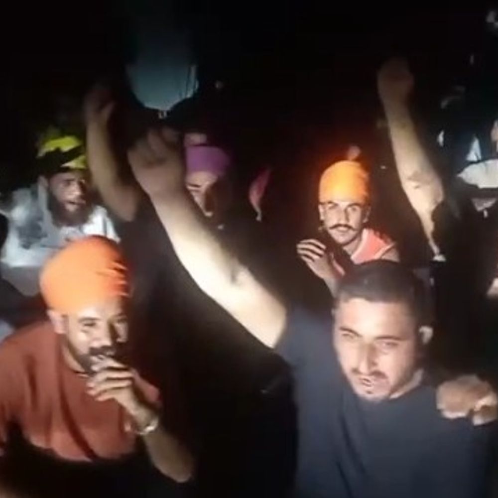 पठानकोट में कथलौर पुल पर धरना:बिजली कटों से परेशान 10 गांव के लोगों ने किया चक्का जाम, 2 घंटे चला प्रदर्शन