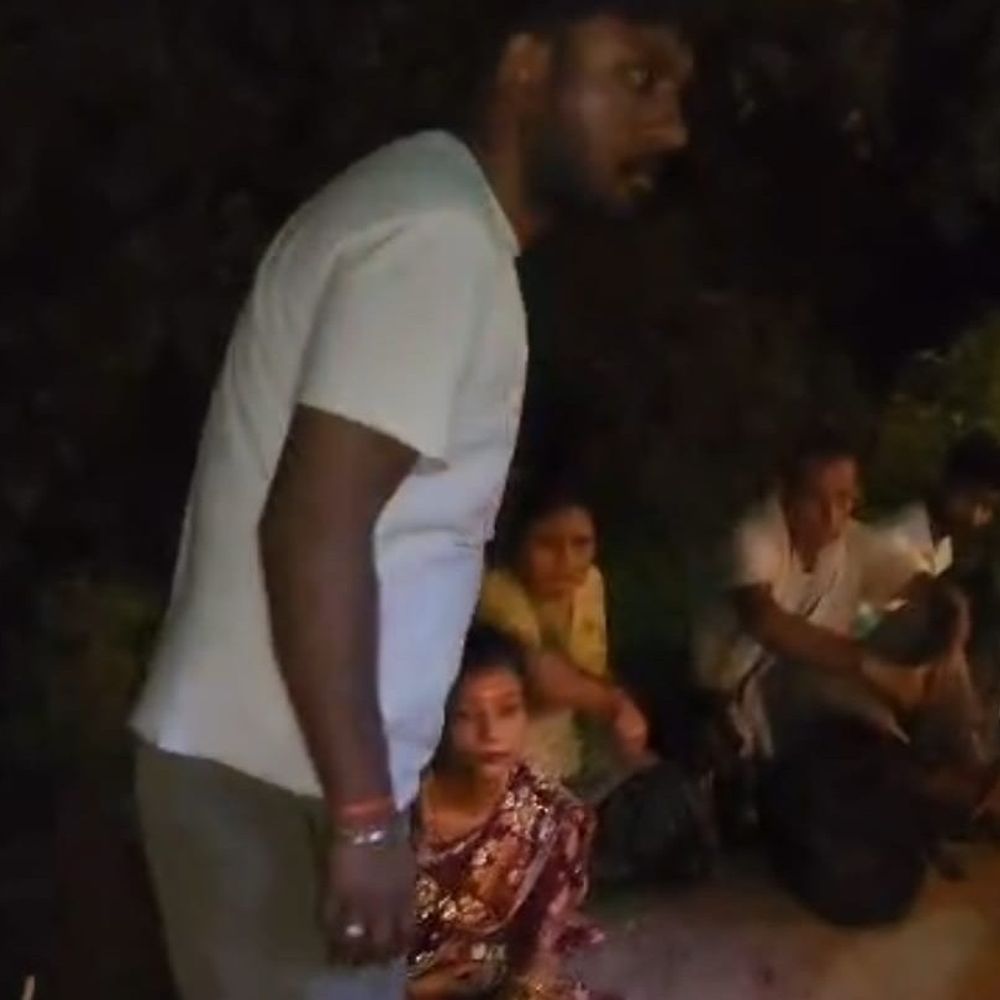 हाईवे पर खड़ी रोडवेज बस में ट्रक ने मारी टक्कर:चालक समेत तीन घायल, बस का पिछला हिस्सा डैमेज; बाराबंकी के रामसनेहीघाट क्षेत्र में हादसा