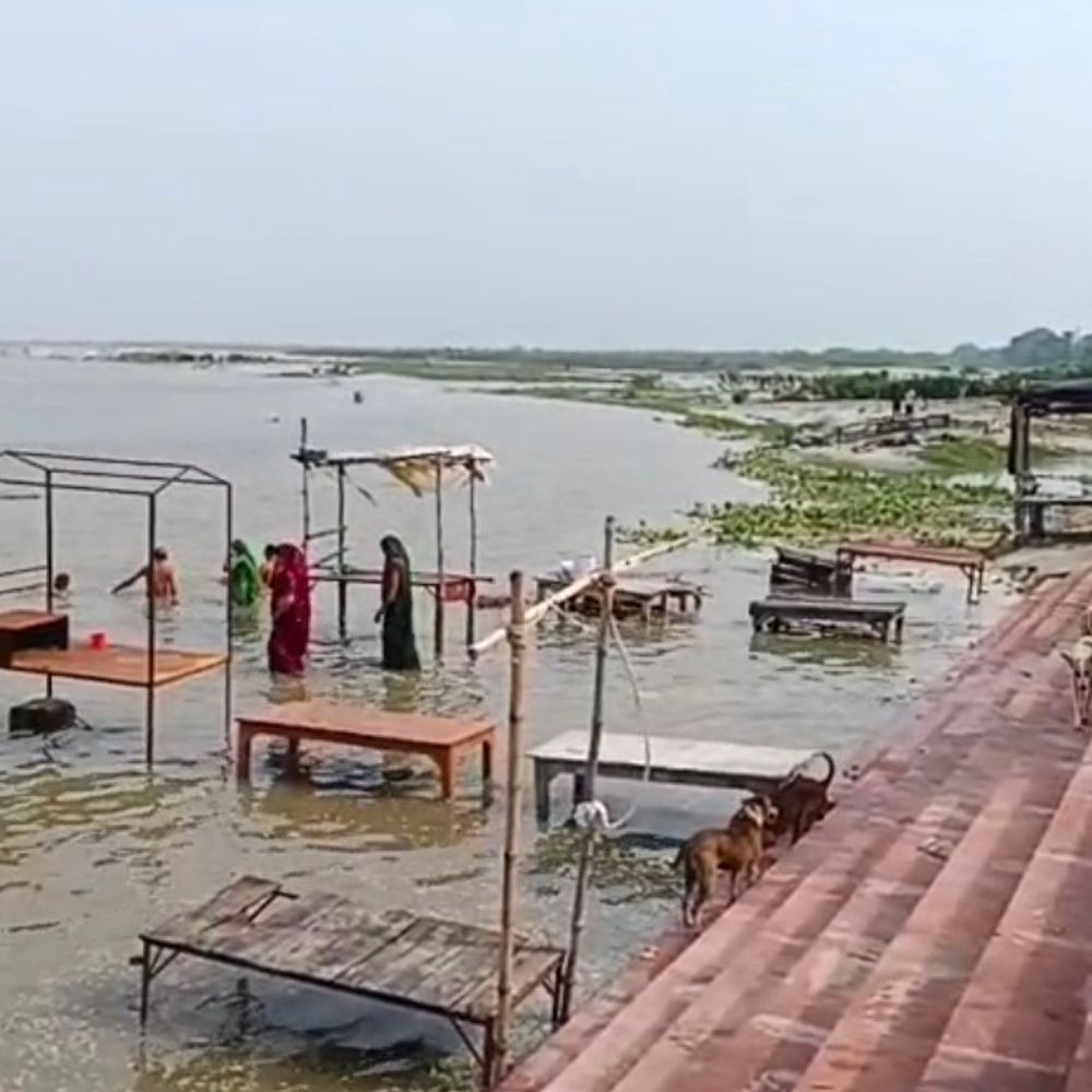 रायबरेली: गोकना घाट पर उफान पर गंगा, छह सीढ़ियां जलमग्न; तटवर्ती इलाकों में फसलों पर मंडराया संकट