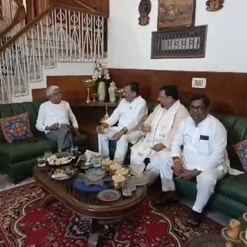 फर्रुखाबाद पहुंचे प्रभारी मंत्री जयवीर सिंह:पूर्व सांसद मुन्नू बाबू से मुलाकात, 40 मिनट चली बातचीत