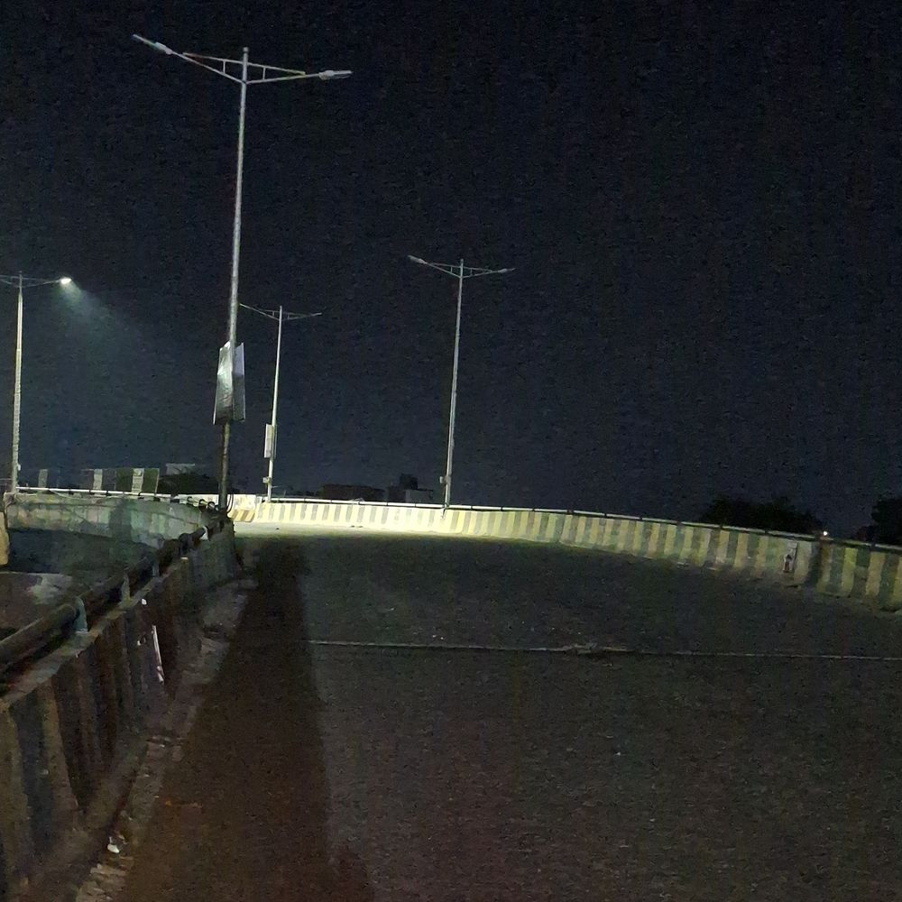 गाजीपुर में रौजा ओवरब्रिज पर महीनों से पसरा अंधेरा:अधिकांश स्ट्रीट लाइटें खराब, हादसे और छिनैती का बढ़ा खतरा