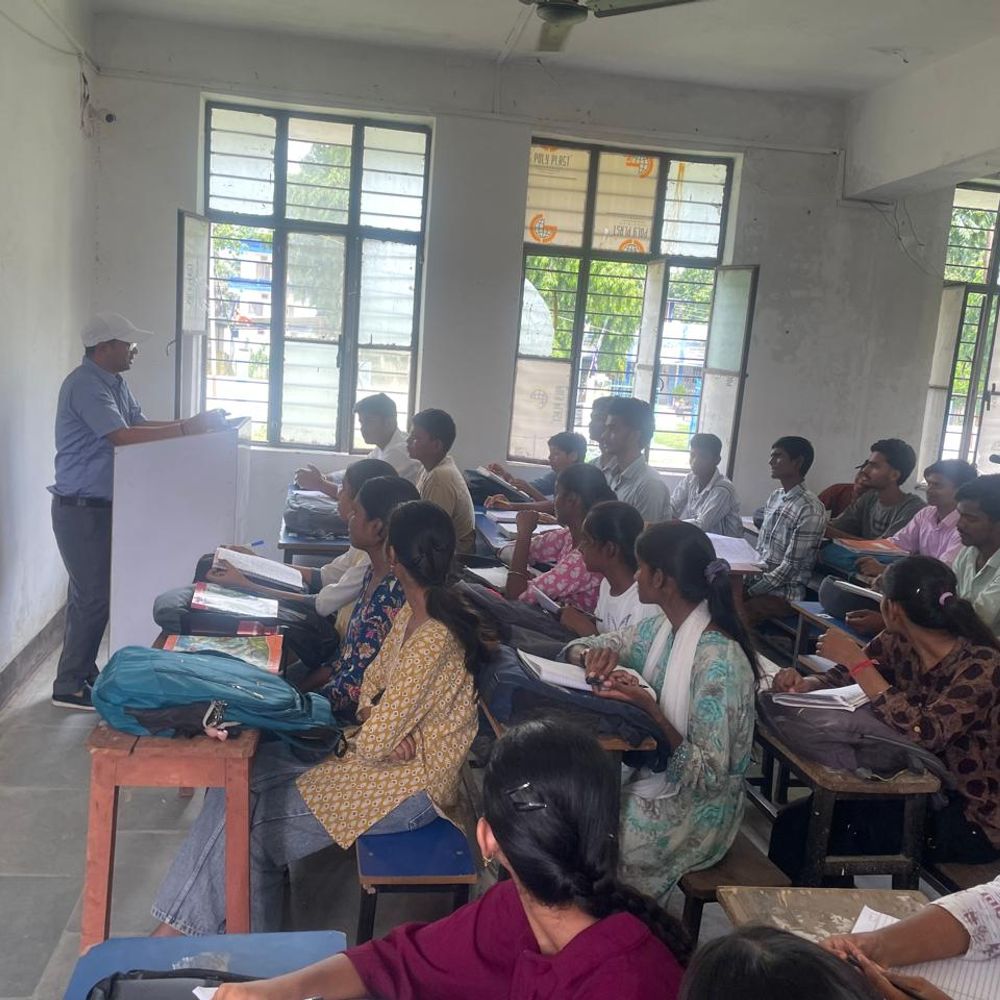 विद्यार्थियों की शैक्षणिक प्रगति पर ध्यान देने का निर्देश:मॉडल स्कूल निरीक्षण के दौरान डीईओ ने ली 11वीं की कक्षा