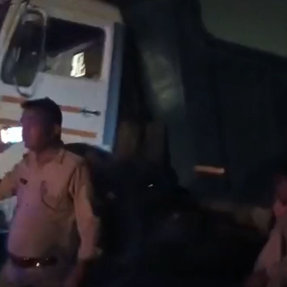 मेरठ-कर्नाल हाईवे पर डंपर से भिड़ा तेज रफ्तार ट्रक:चालक केबिन में फंसा, गंभीर हालत में हायर सेंटर रेफर, शामली के बुटराड़ी गांव के पास हादसा