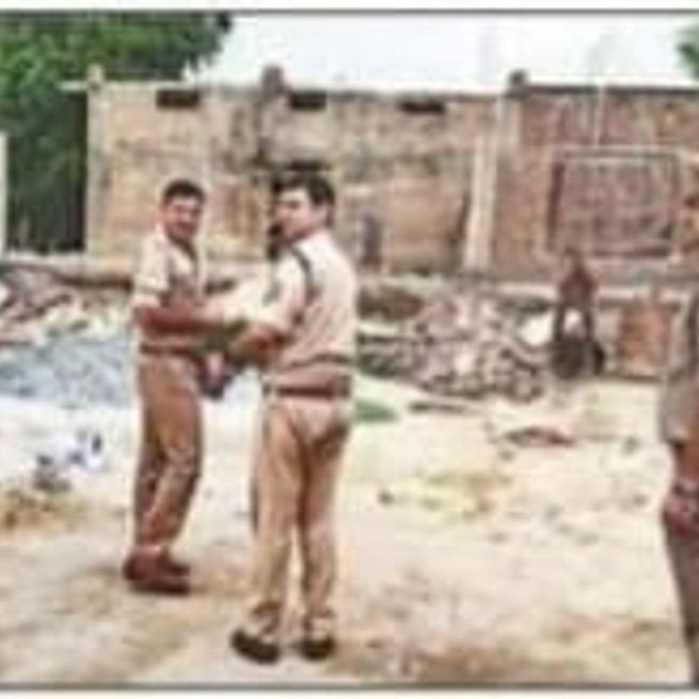 ट्रिपल मर्डर केस में तीन दोषियों को आजीवन कारावास:बलिया कोर्ट ने चार साल पुराने मामले में सुनाया फैसला, 1.85 लाख रुपए का जुर्माना लगाया