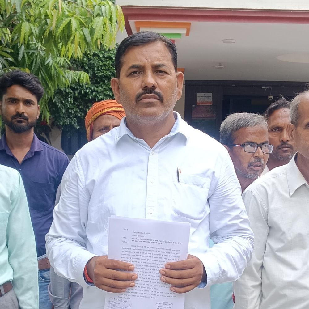 जल जीवन मिशन की पानी टंकी पर घमासान:महराजगंज में बाउंड्रीवाल निर्माण रुका; ग्रामीणों ने डीएम से लगाई गुहार