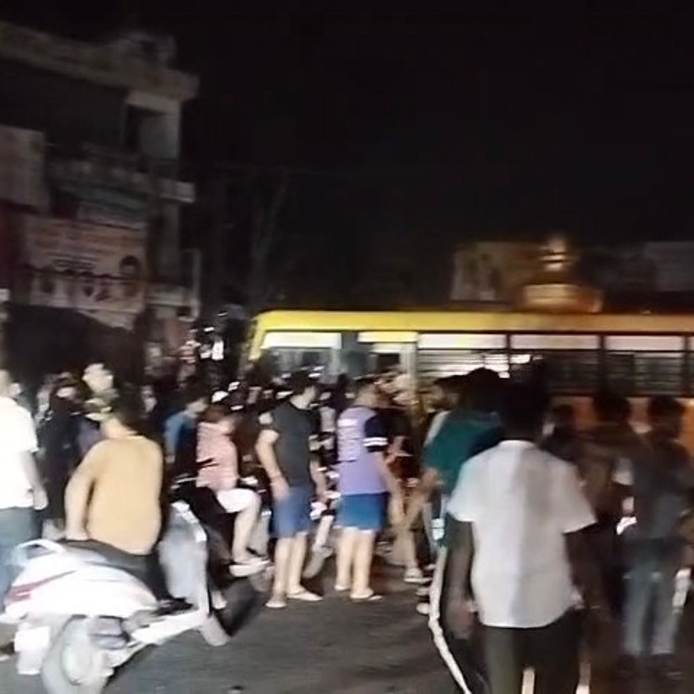 मुजफ्फरनगर में बिजली गुल होने पर फूटा लोगों का गुस्सा:महावीर चौक बिजलीघर पर हंगामा, सड़क जाम कर किया प्रदर्शन