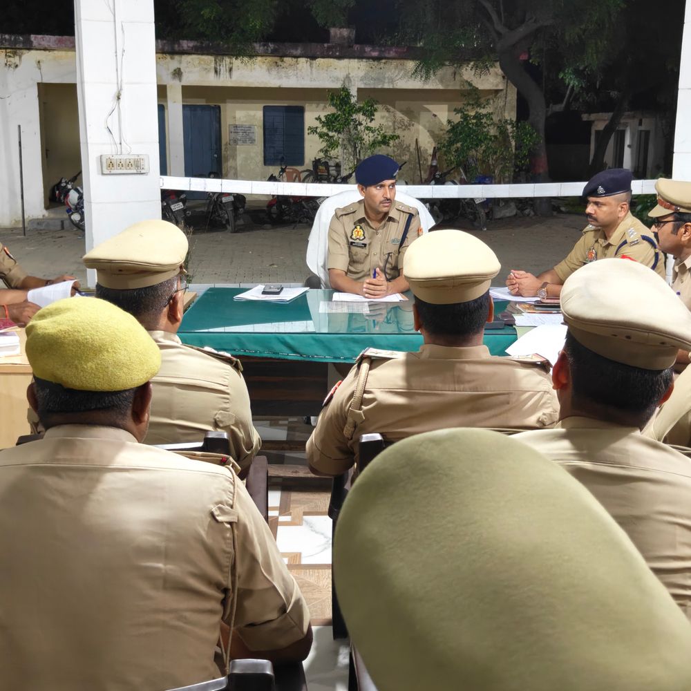 कौशाम्बी एसपी ने करारी थाने में अर्दली रूम लगाई:महिला और साइबर अपराधों पर विशेष फोकस, बीट पुलिसिंग व गश्त बढ़ाने के दिए निर्देश