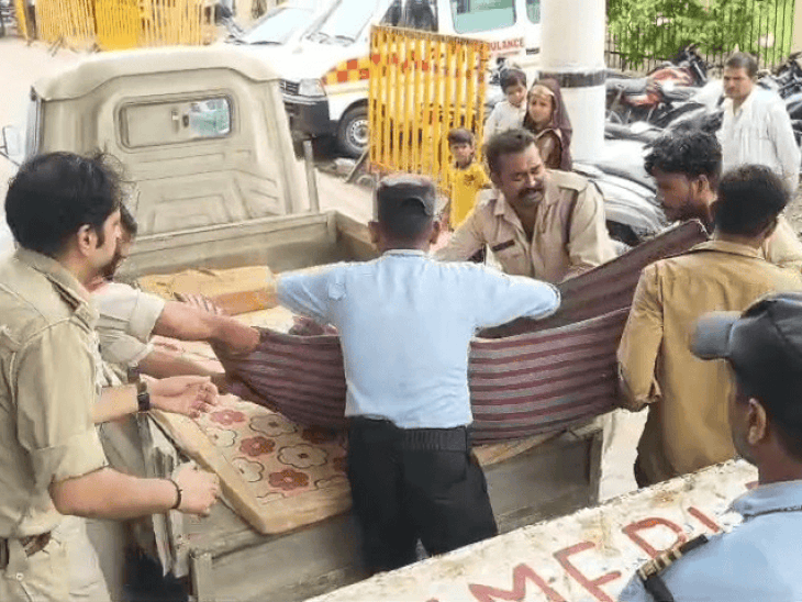 घरेलू विवाद के बाद दंपती ने कुएं में लगाई छलांग:ग्रामीणों और पुलिस के रेस्क्यू से दोनों बचे, छतरपुर जिला अस्पताल में भर्ती कराया