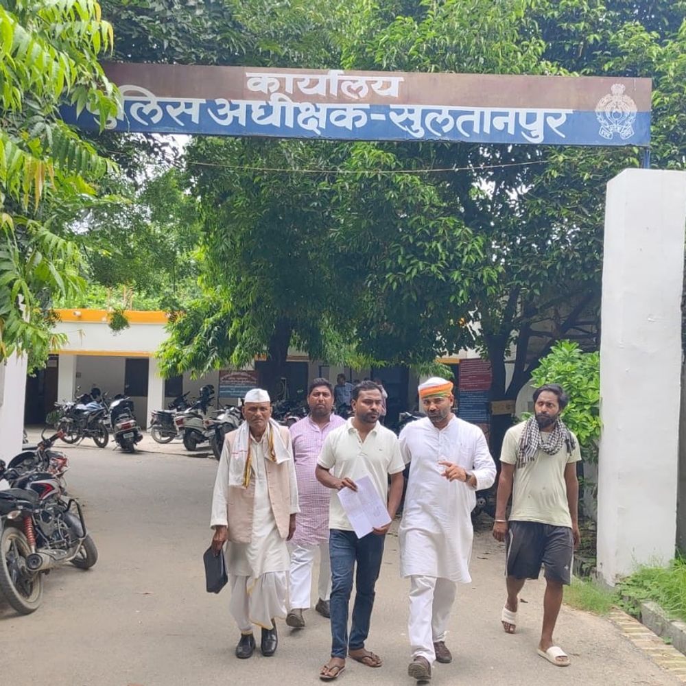 दलित युवक से मारपीट के मामले में कांग्रेस का प्रदर्शन:सुलतानपुर में SP से मिले, SC/ST एक्ट जोड़ने की मांग
