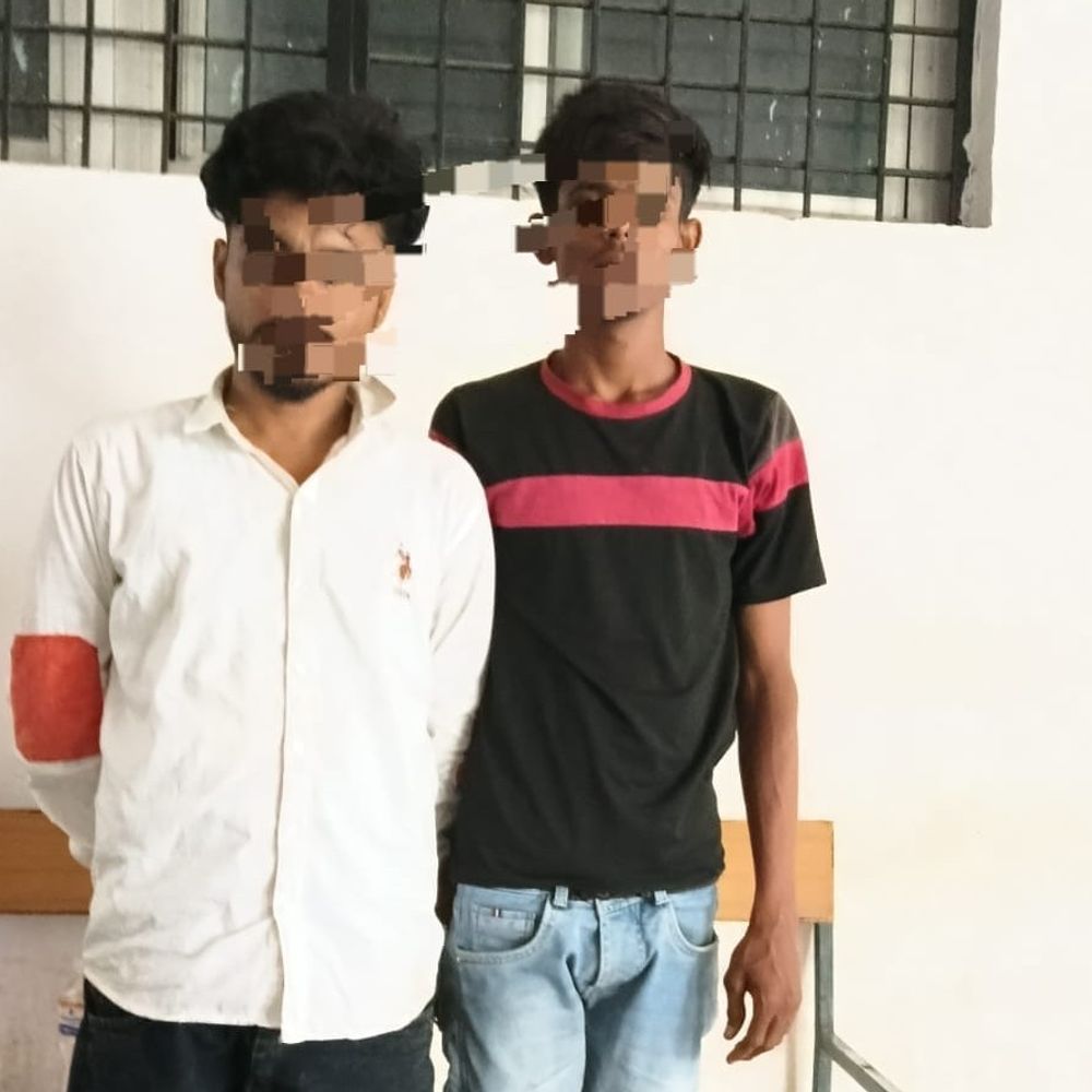 शराब दुकान में तोड़फोड़ और मारपीट के दो आरोपी गिरफ्तार:रंजिश में गढ़ाकोटा से आकर शराब दुकान पर किया था हमला, मुख्य आरोपी फरार