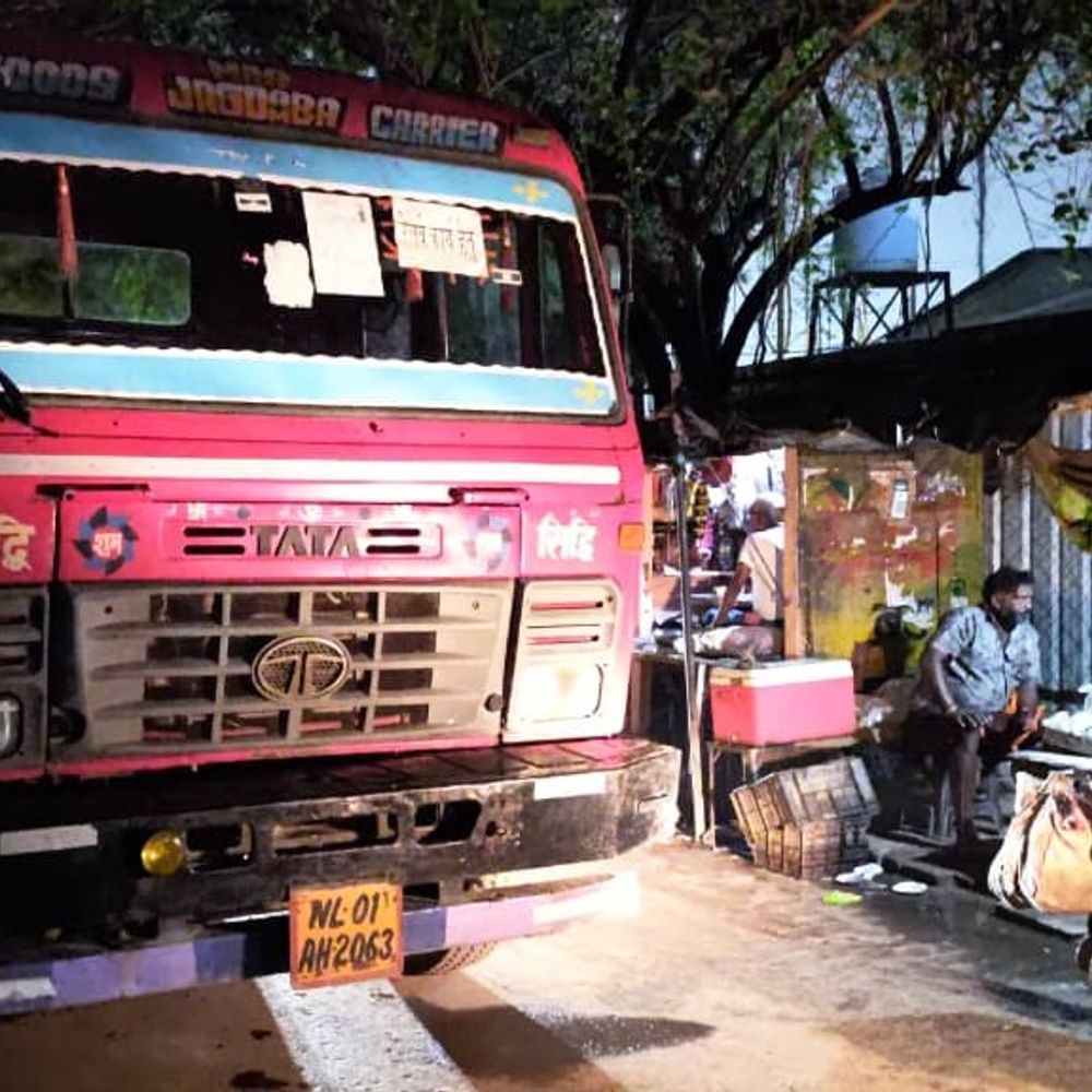 वाराणसी में तेज रफ्तार हाईवा ने मासूम को रौंदा:5 वर्षीय कल्लू के सिर से गुजरा पहिया, परिजनों का हंगामा-नोकझोंक