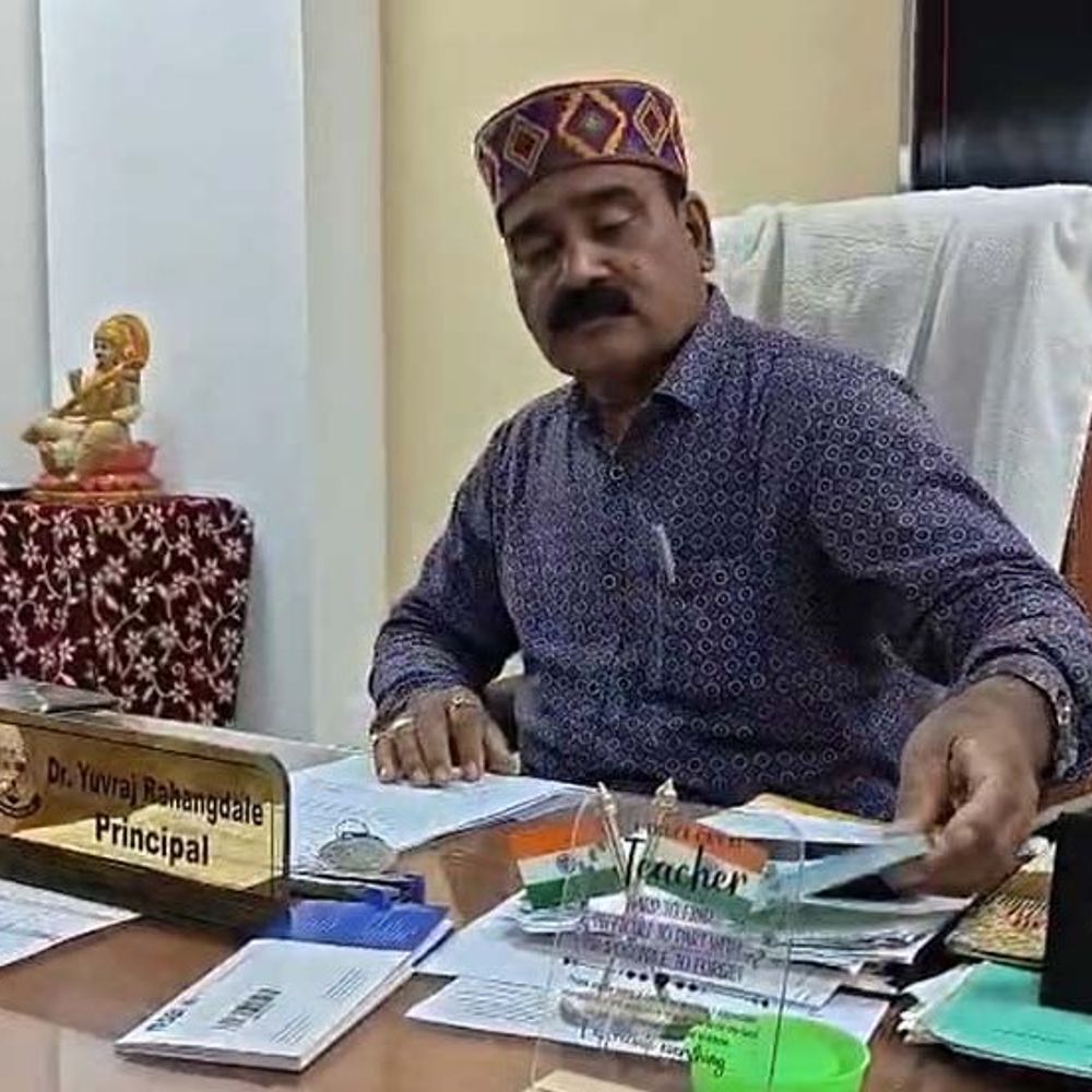 
                 सांदीपनी स्कूल से 7 छात्र निकाले गए:प्रार्थना में अनुपस्थित रहने पर टीसी थमाई, परिजन बोले- प्राचार्य बच्चों को परेशान कर रहे 
            