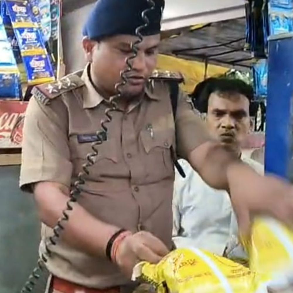 
                 जबलपुर में स्कूलों के पास बिक रहे थे तंबाकू-गुटखा:पुलिस ने कई दुकानों में कार्रवाई की, 100 मीटर दायरे में तंबाकू उत्पाद बेचना बैन 
            