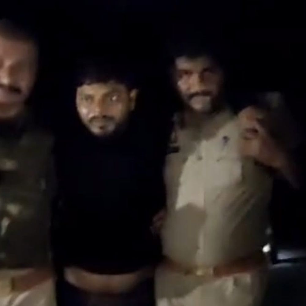 महिला पर जानलेवा हमला करने वाला मुठभेड़ में गिरफ्तार:आजमगढ़ के पवई थाना क्षेत्र में एकतरफा प्यार में एक दिन पूर्व धारदार हथियार से किया गया था हमला