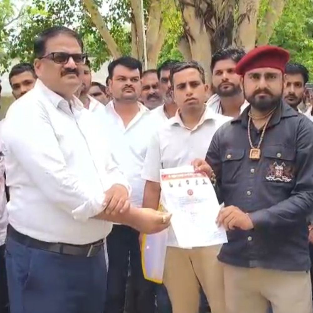 
                 टीआई को हटाने एसपी ऑफिस में प्रदर्शन:करणी सेना अध्यक्ष बोले- अवैध रेत उत्खनन और झूठी FIR कर रहे थाना प्रभारी 
            