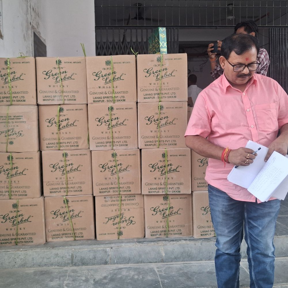 नकली सीमेंट की बोरियों के नीचे थी लाखों की शराब:सिक्किम से जा रही थी दरभंगा, दो घंटे तक पीछा कर पुलिस ने दबोचा; ट्रक छोड़ ड्राइवर फरार