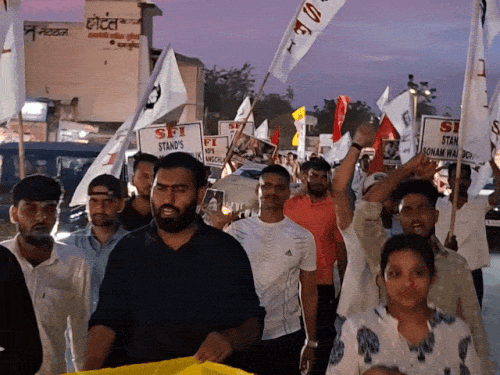 सोनम वांगचुक को जबरदस्ती उठाने पर भड़के स्टूडेंट्स:SFI ने गृह मंत्री का पुतला जलाया, बोले-स्टूडेंट्स के साथ भी कर रहे बदसलूकी