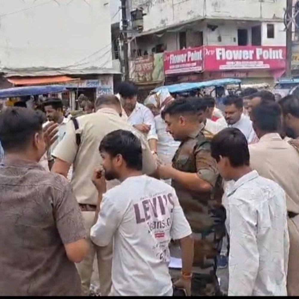 
                 मुरैना में केंद्रीय कृषि मंत्री शिवराज सिंह का फूंका पुतला:मूंग खरीद और खाद समस्या को लेकर किसान कांग्रेस ने किया प्रदर्शन 
            