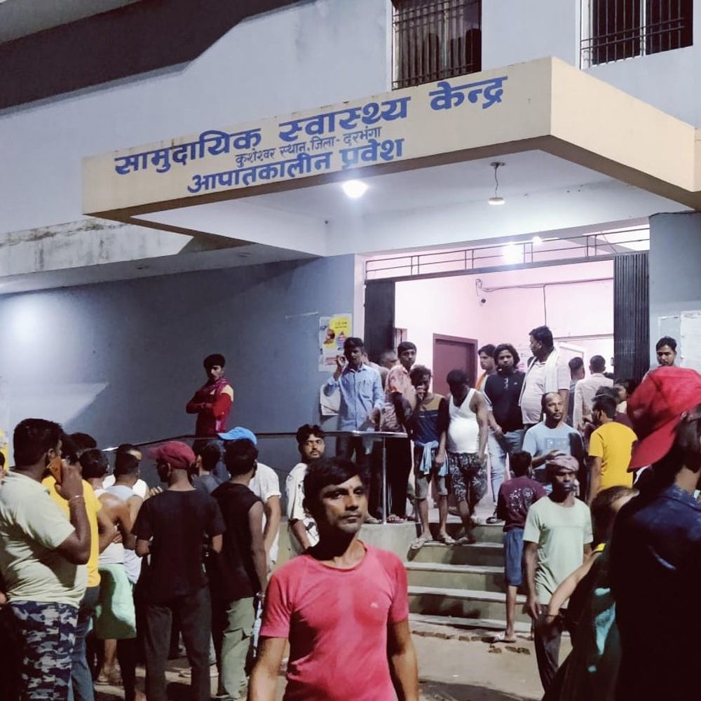 दरभंगा में सड़क हादसे में बुलेट सवार 3 की मौत:एक मृतक सेना का जवान था, रोड किनारे पहले से खड़े ट्रक से हुई टक्कर