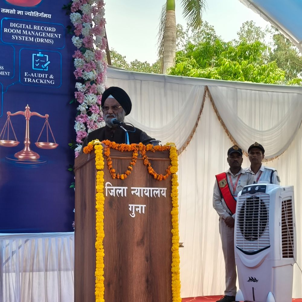
                 सच के जितने नजदीक पहुंचा जा सके, वही न्याय है:गुना में बोले हाई कोर्ट के प्रशासनिक जज; कहा- न्यायिक कर्मचारी गाड़ी के एक्सेल हैं 
            