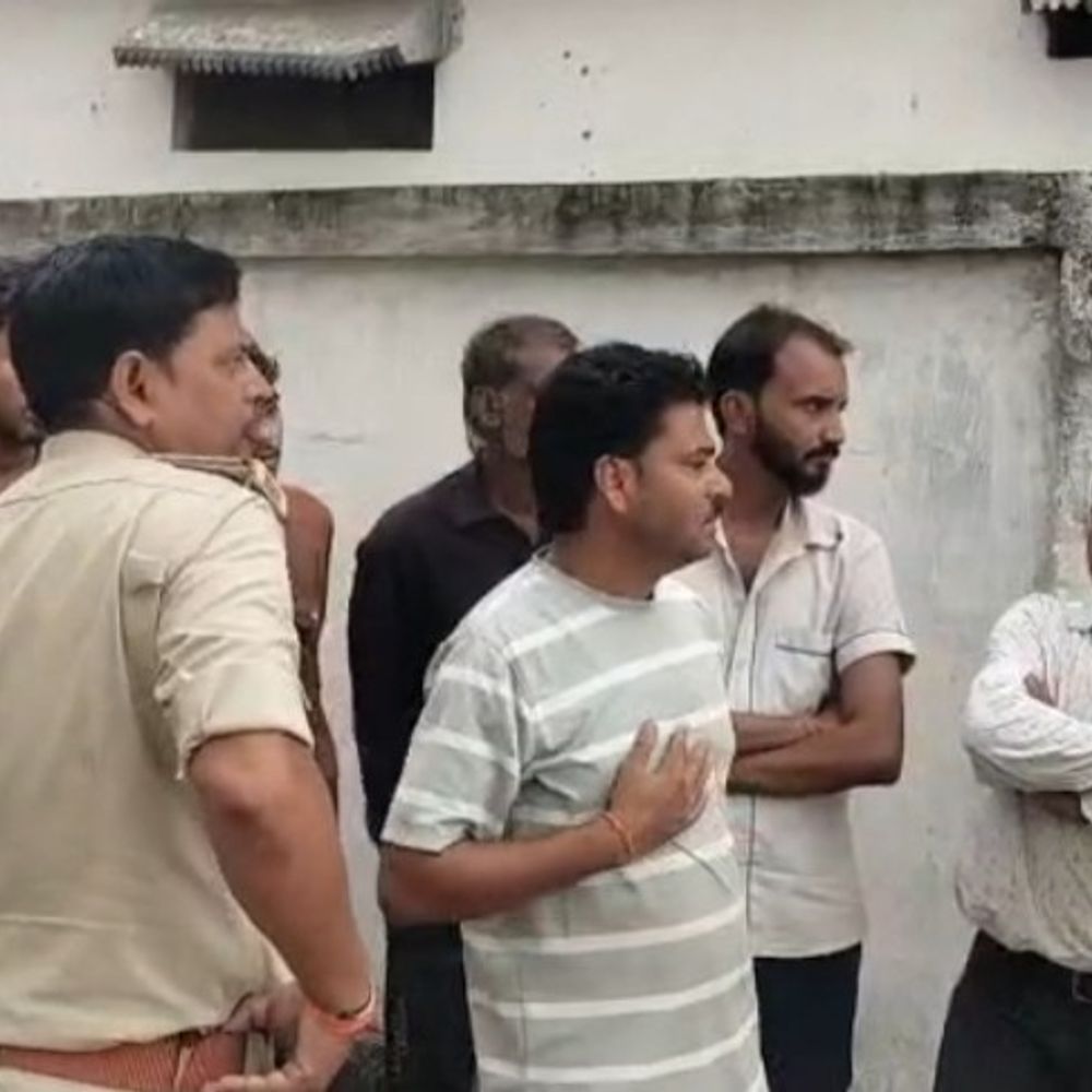 
                 झोलाछाप डॉक्टर के इलाज के दौरान महिला महिला की मौत:परिजनों ने लगाया गलत इलाज का आरोप, स्वास्थ्य विभाग की कार्यवाही पर भी उठे सवाल 
            