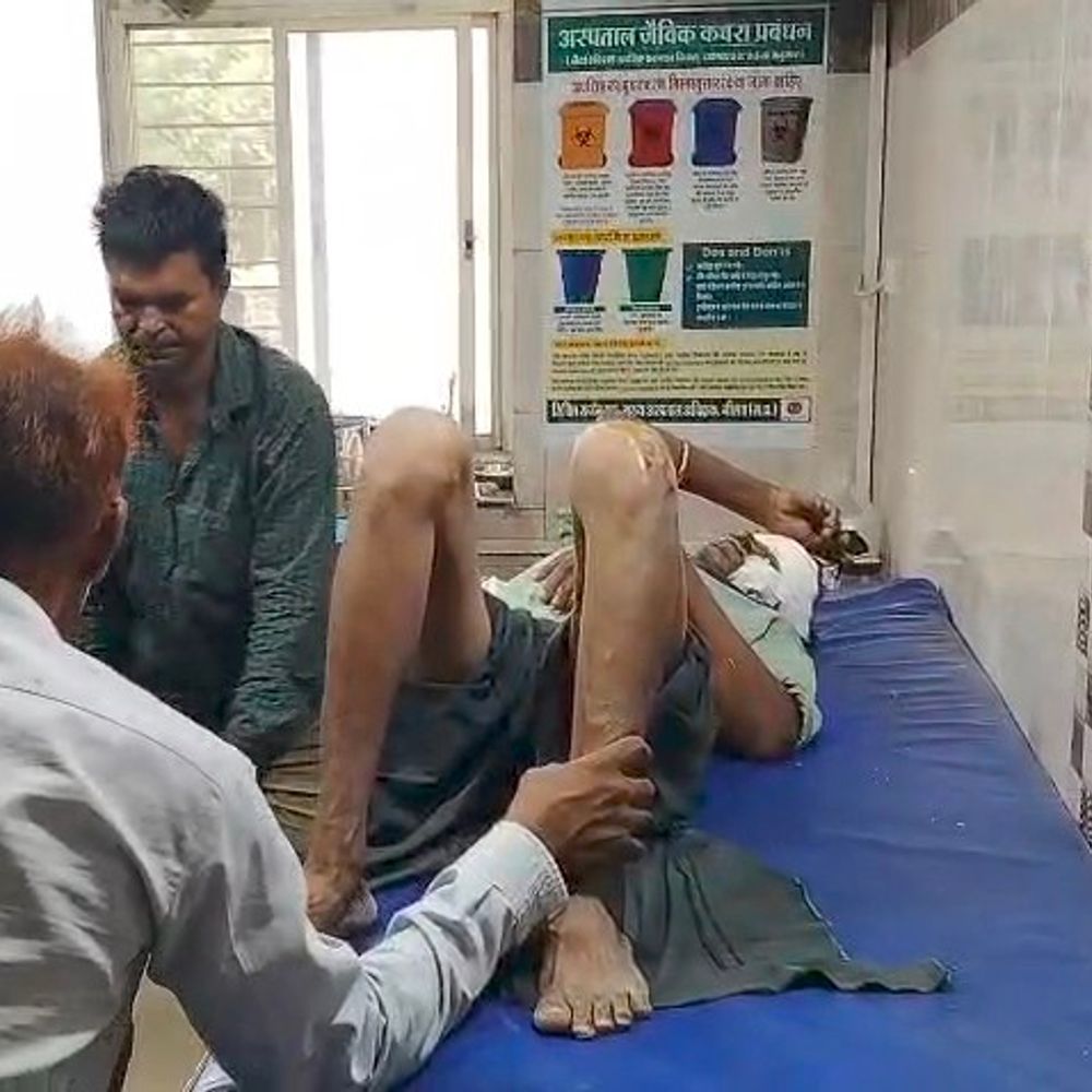 
                 नीमच में वाहन ने बाइक को टक्कर मारी:ग्रामीण को चेहरे, हाथ और पैरों में गंभीर चोटें, अस्पताल में भर्ती 
            
