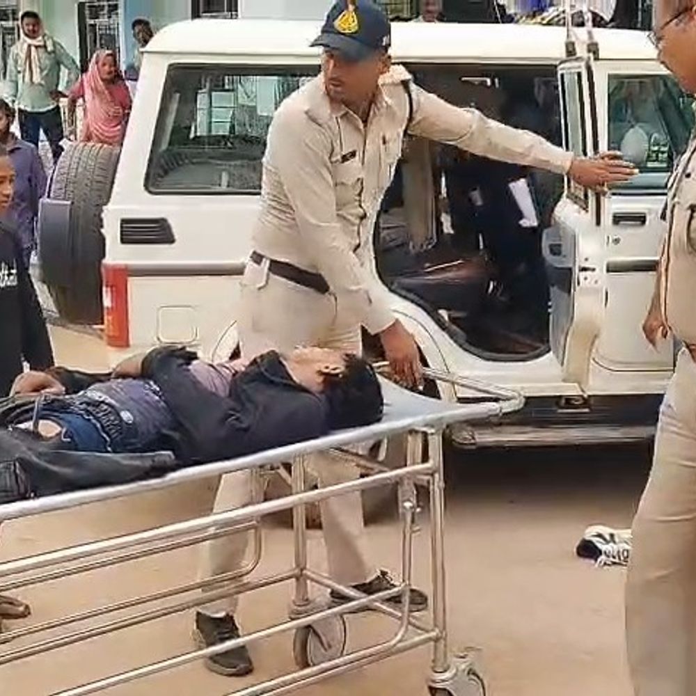 
                 मऊगंज में बाइक डिवाइडर से टकराई, युवक की मौत:12 साल का चचेरा भाई गंभीर घायल, लौर से प्याज लेकर गांव जा रहे थे 
            