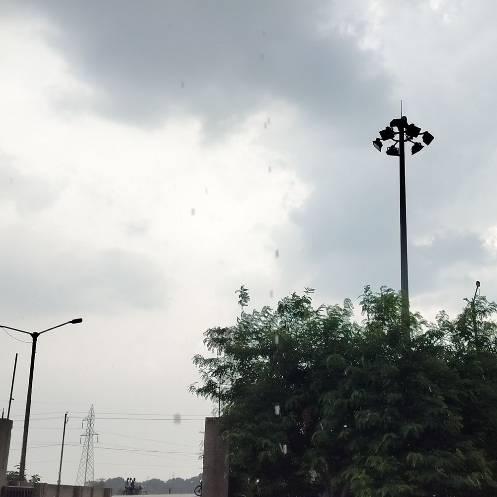 अयोध्या में बूंदाबांदी:तेज हवा बह रही, आसमान में बादल, टेम्प्रेचर 35°C