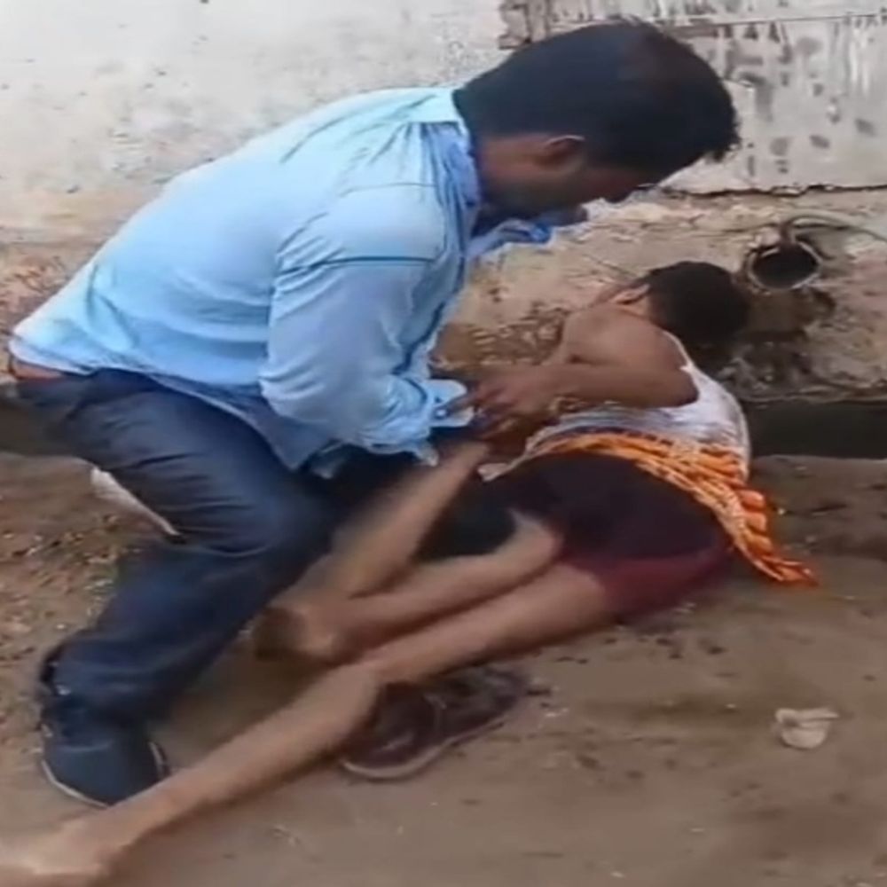 
                 ग्वालियर में बीजेपी कार्यकर्ता को नाली में पटककर पीटा:आरोपी चाचा ने दोनों पैर भी मरोड़े, जमीन विवाद में बचाने पहुंची मां से भी मारपीट 
            